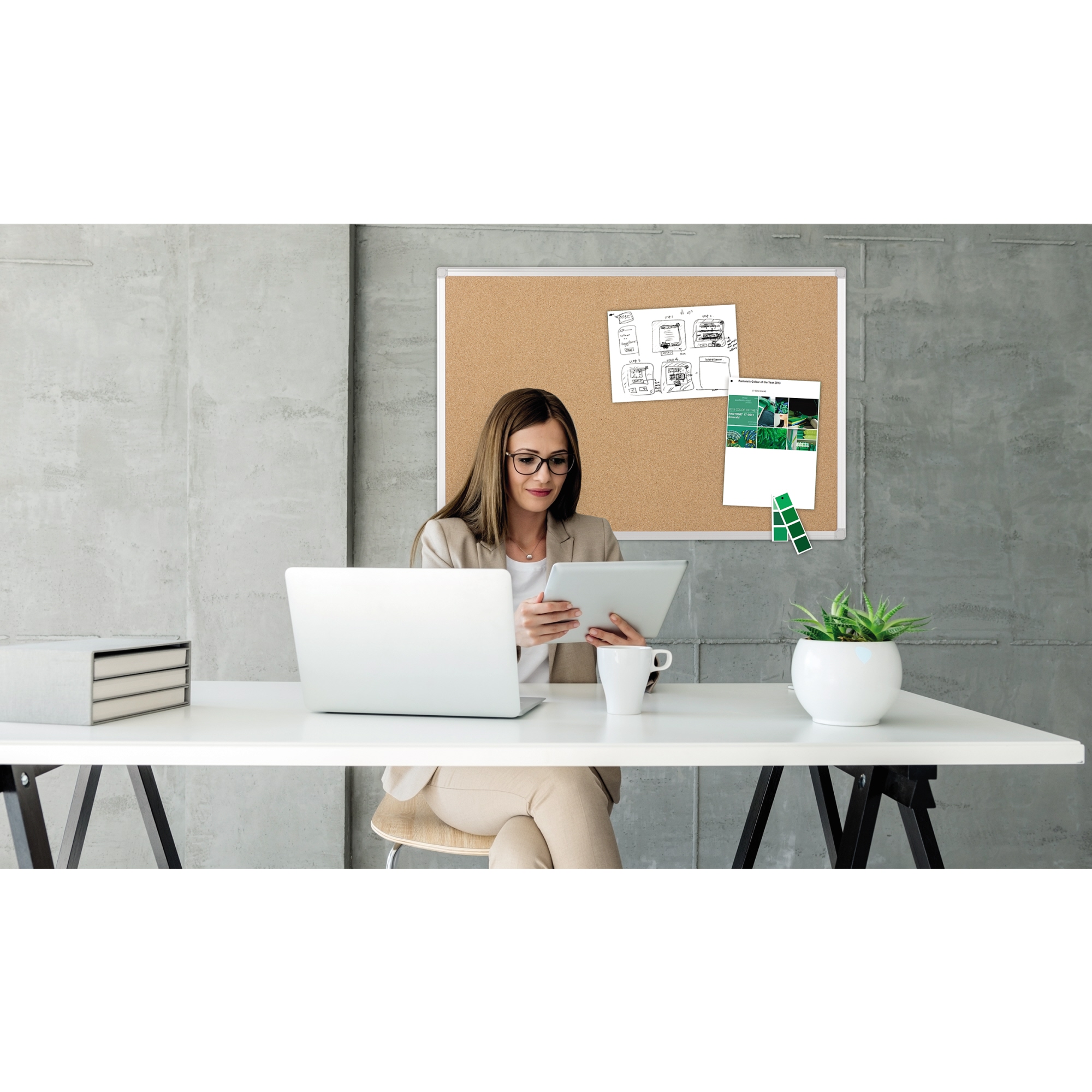 Bi-office Pinnwand Earth 180 x 120 cm (B x H) Maße der Oberfläche: 176 x 116 cm (B x H) Kork Material des Rahmens: Aluminium braun