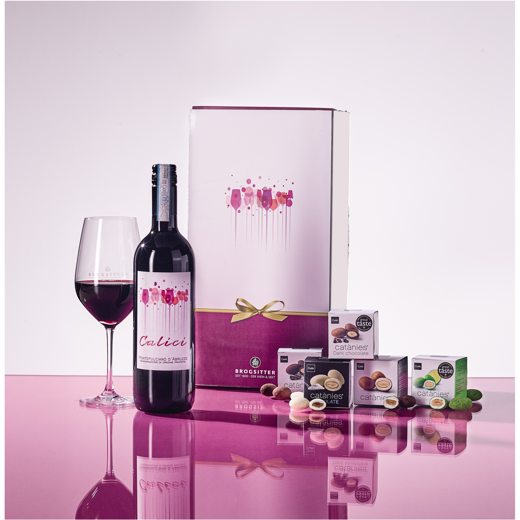 Rotwein Delikatessenset Montepulciano Montepulciano je 1 x Montepulciano d' Abbruzzo DOC Di Camillo Vini 0,75 l, Geschenk-Set Catànies Mandeln Collection verschiedene Sorten 5 x 35 = 175 g, Dekorativer Geschenkkarton 12,5 Vol.%