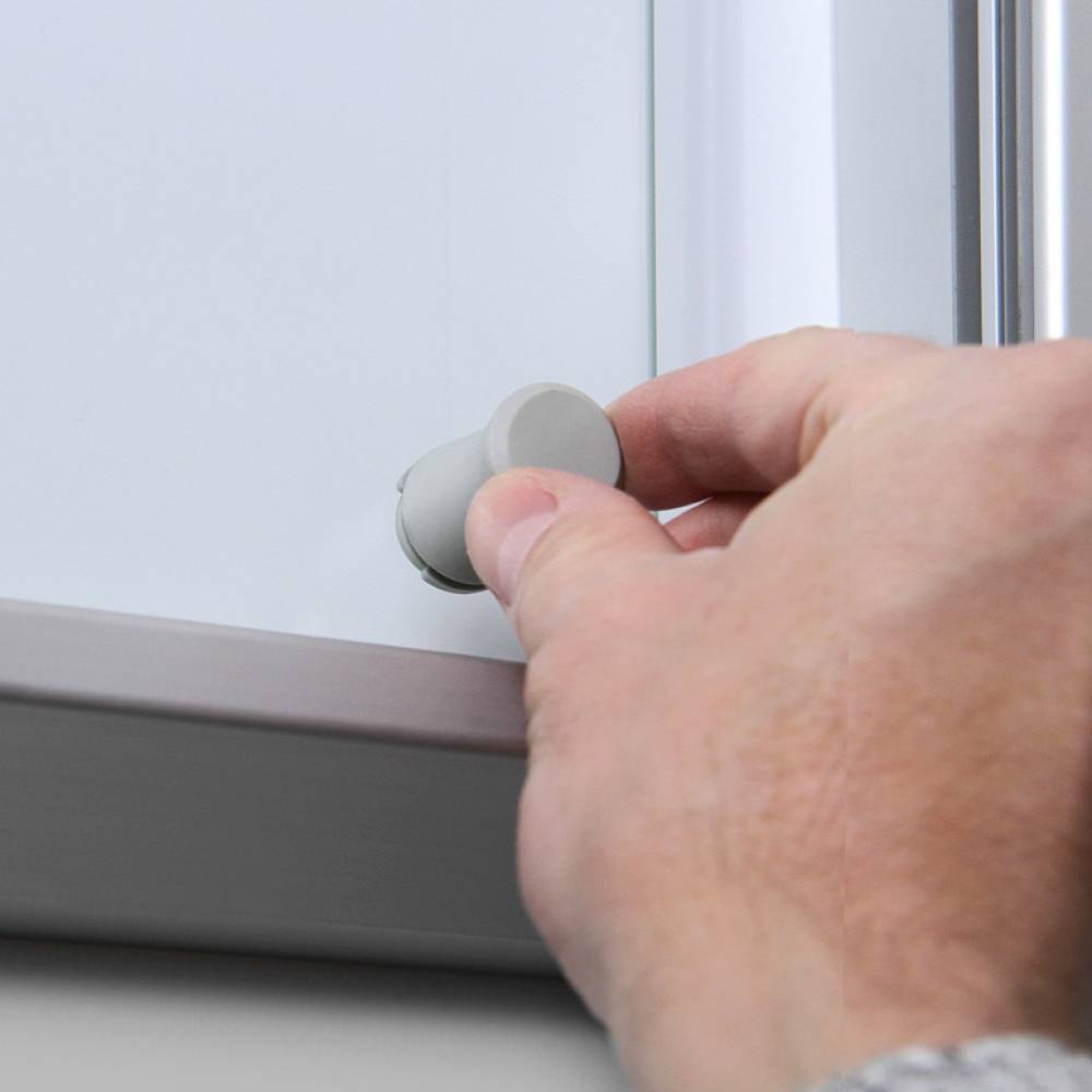 Showdown® Displays Schaukasten Innenbereich 72 x 98,2 x 5,9 cm (B x H x T) 9 x DIN A4 mit Schloss Aluminium silber