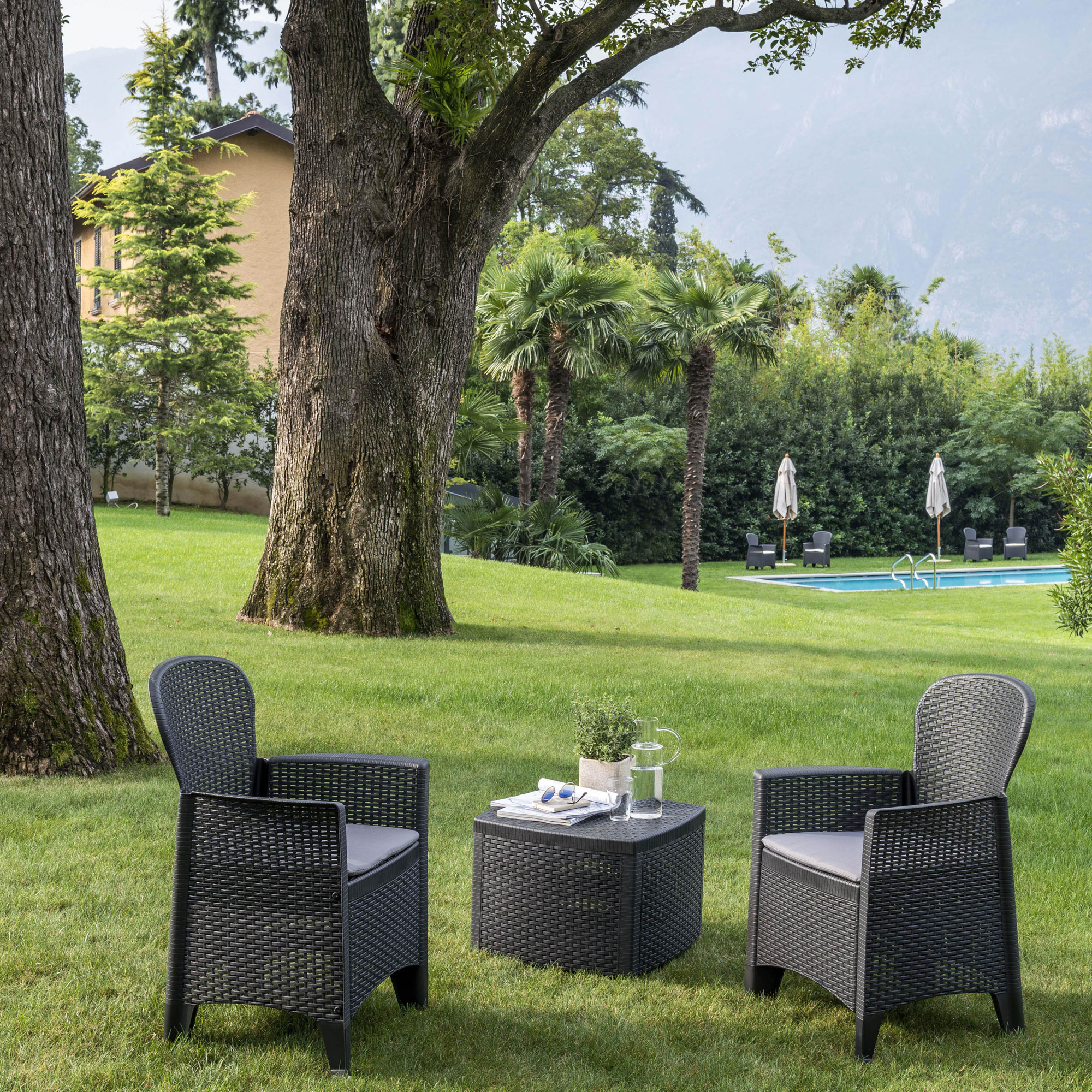 BEST Loungemöbel Trente 2 x Sessel, 1 x Beistelltisch Sessel: 59 x 85,5 x 57, Beistelltisch: 53 x 40 x 53 cm (B x H x T) 100 % Polyester (Kissen)