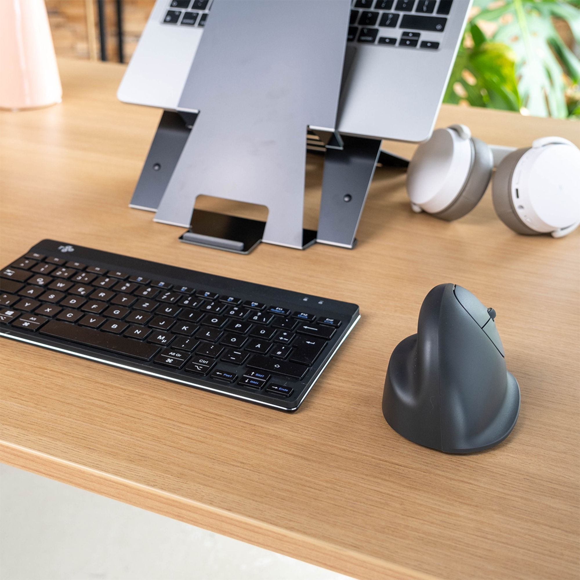 R-Go Tools Optische PC Maus HE Basic Rechtshänder ergonomisch USB-C 10m Akku inkl. Ladekabel (102 cm), USB-C/USB-A Adapter grau