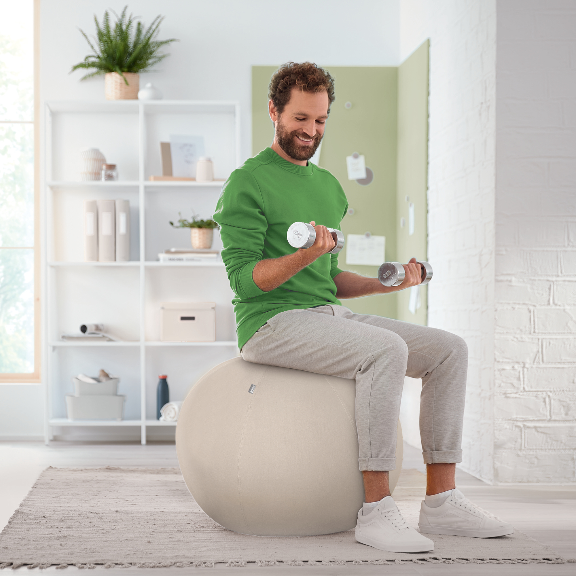 Leitz Sitzball Ergo Active 75cm inkl. Stoffüberzug, Handluftpumpe, 2 Verschlussstopfen, Stopfenentferner PVC, phtalatfrei 100 % Polyester hellgrau
